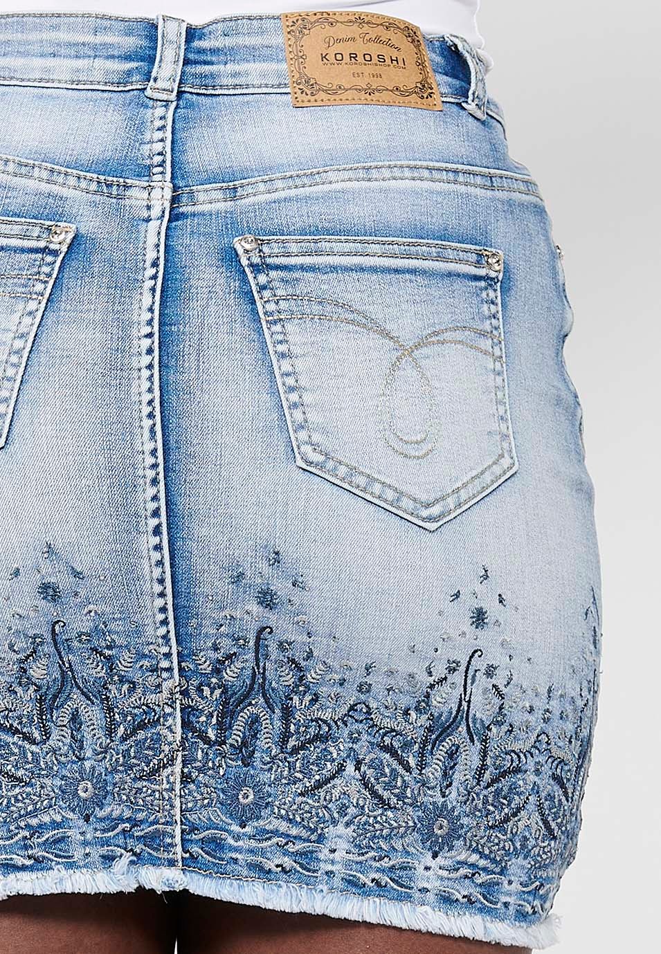 Jupe courte en jean avec détails brodés et fermeture sur le devant avec fermeture éclair et bouton en Bleu pour Femme 2