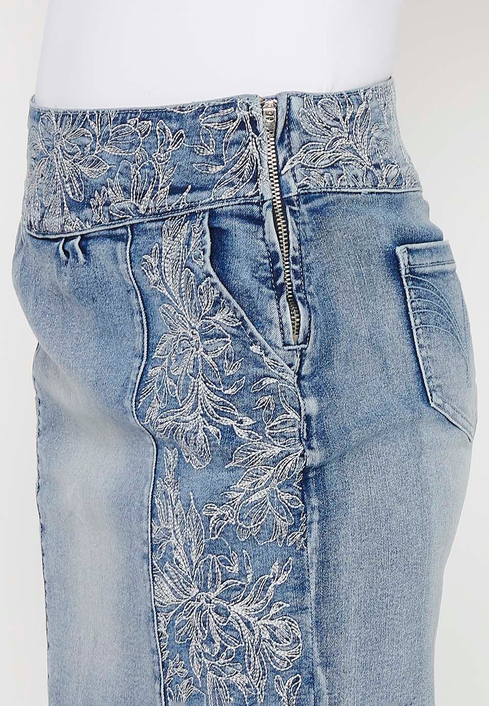 Jupe courte en jean avec large taille brodée et détails brodés de fleurs avec fermeture zippée latérale en Bleu pour Femme 6