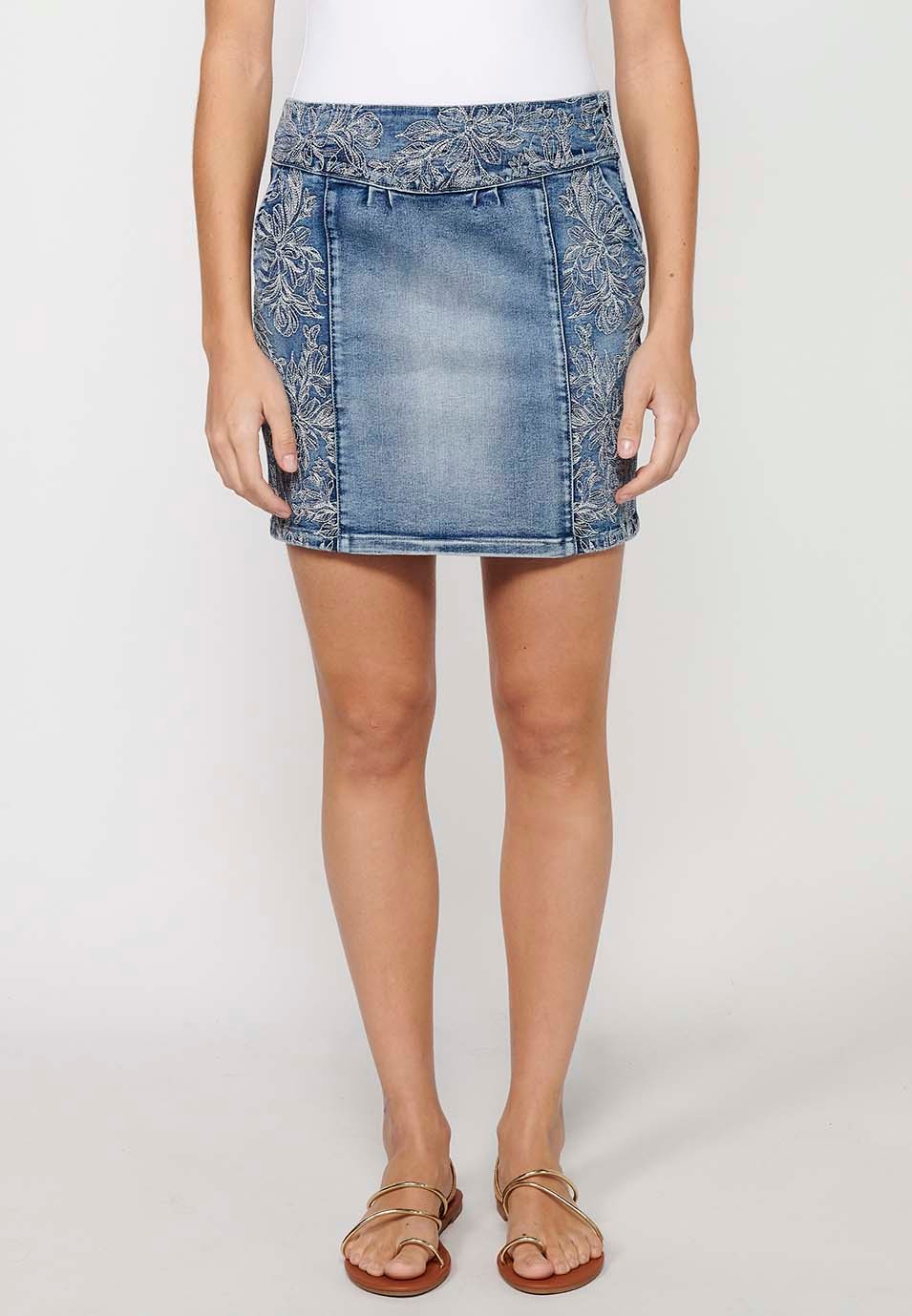 Jupe courte en jean avec large taille brodée et détails brodés de fleurs avec fermeture zippée latérale en Bleu pour Femme 1