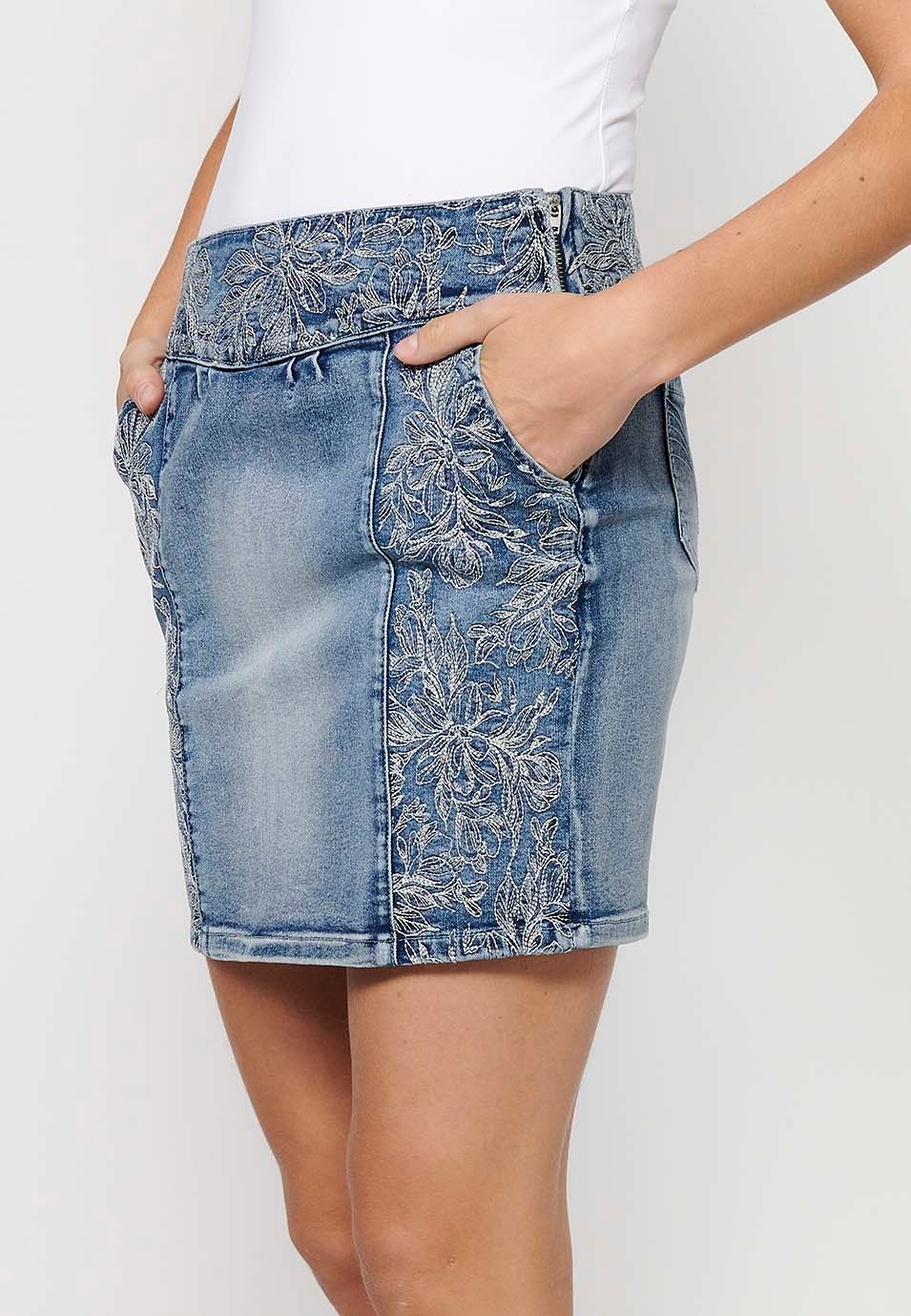 Falda corta denim con Cintura ancha bordada y Detalles bordados florales con Cierre lateral con cremallera de Color Azul para Mujer 2