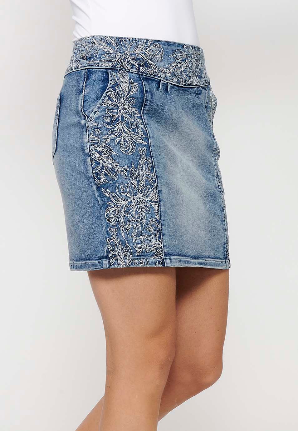 Jupe courte en jean avec large taille brodée et détails brodés de fleurs avec fermeture zippée latérale en Bleu pour Femme 4