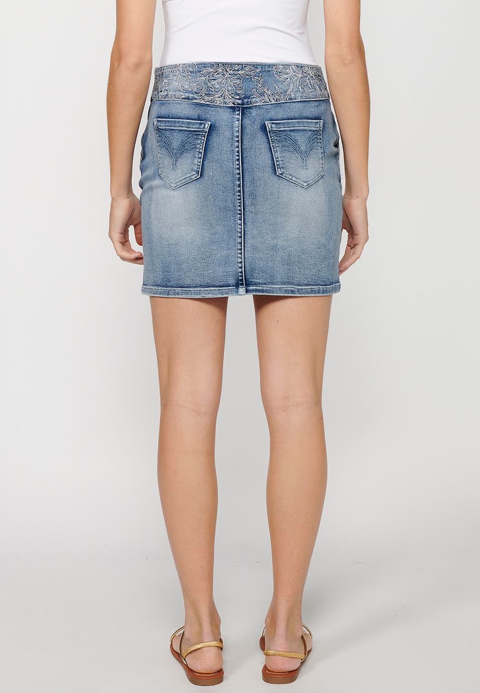 Jupe courte en jean avec large taille brodée et détails brodés de fleurs avec fermeture zippée latérale en Bleu pour Femme 3