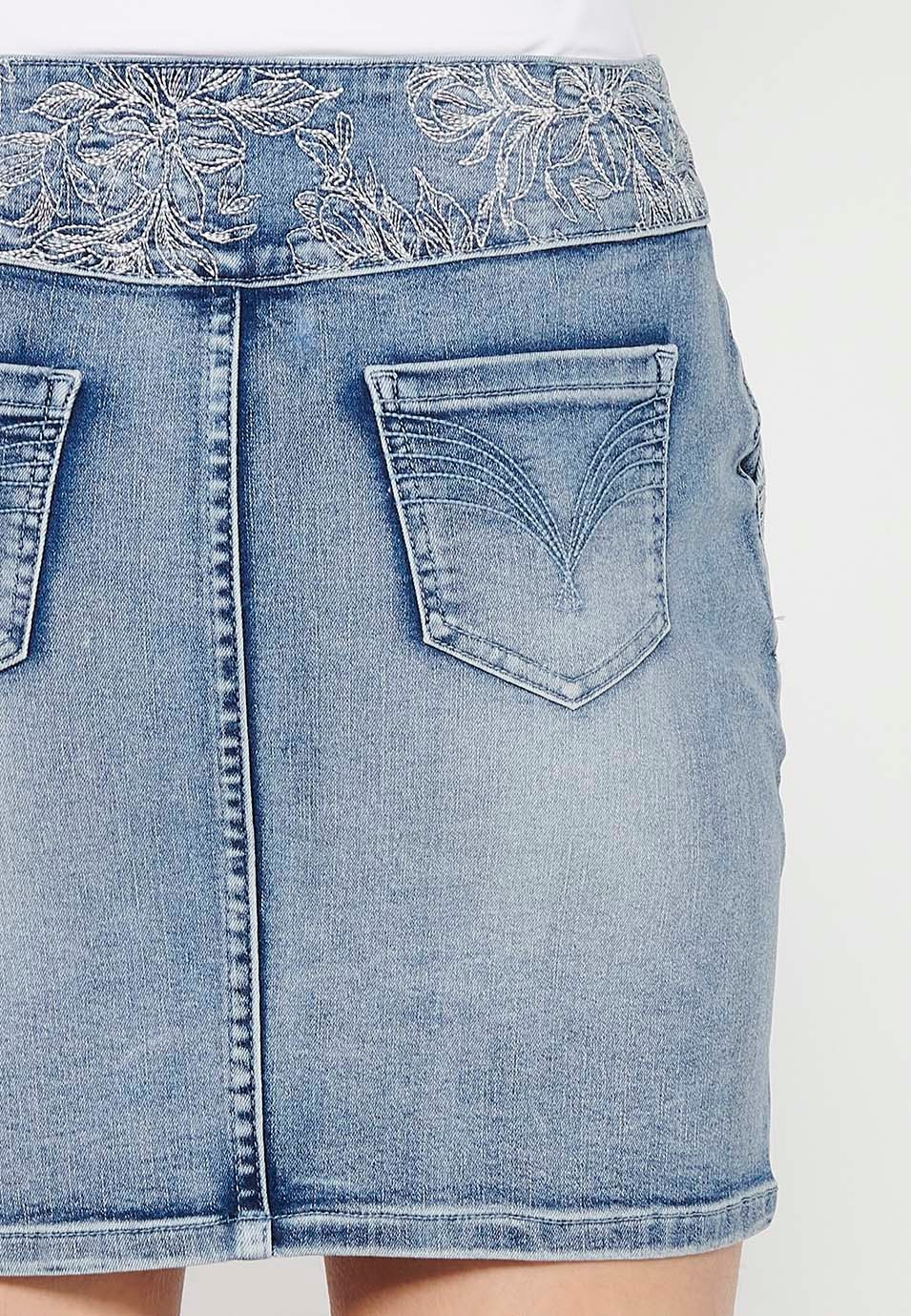 Jupe courte en jean avec large taille brodée et détails brodés de fleurs avec fermeture zippée latérale en Bleu pour Femme 8