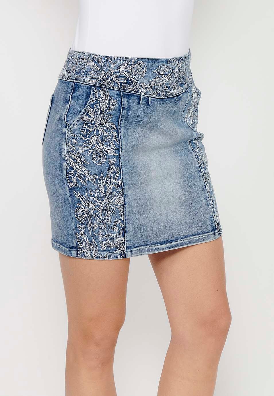 Kurzer Jeansrock mit breiter bestickter Taille und floralen Stickdetails mit seitlichem Reißverschluss in Blau für Damen 7