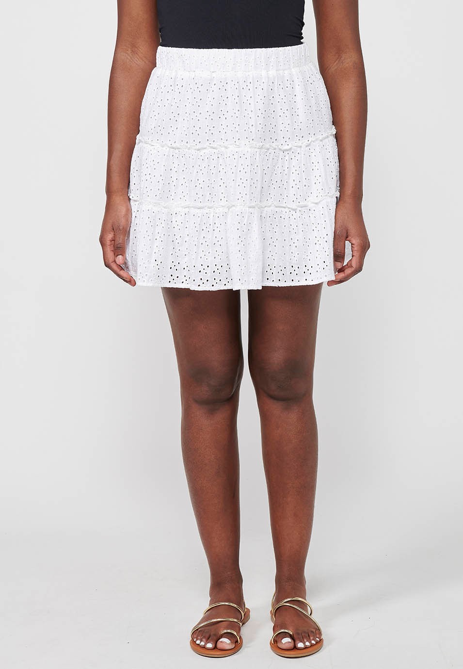 Falda corta de algodon, con volante y bordado, ajustada en cintura con goma elástica, color blanco para mujer