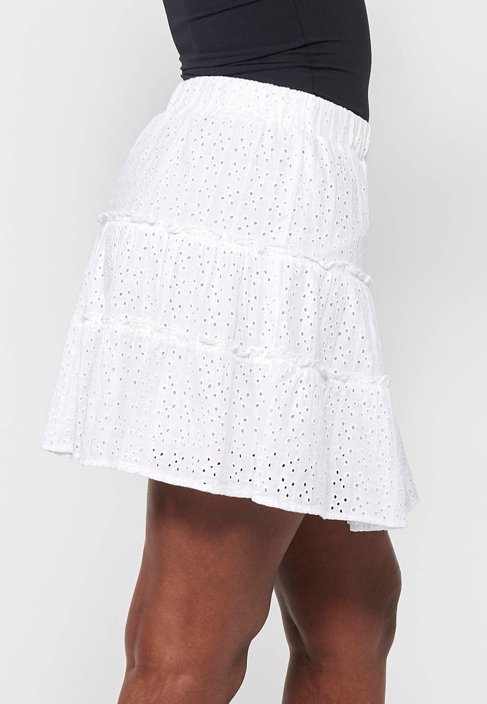 Falda corta de algodon, con volante y bordado, ajustada en cintura con goma elástica, color blanco para mujer