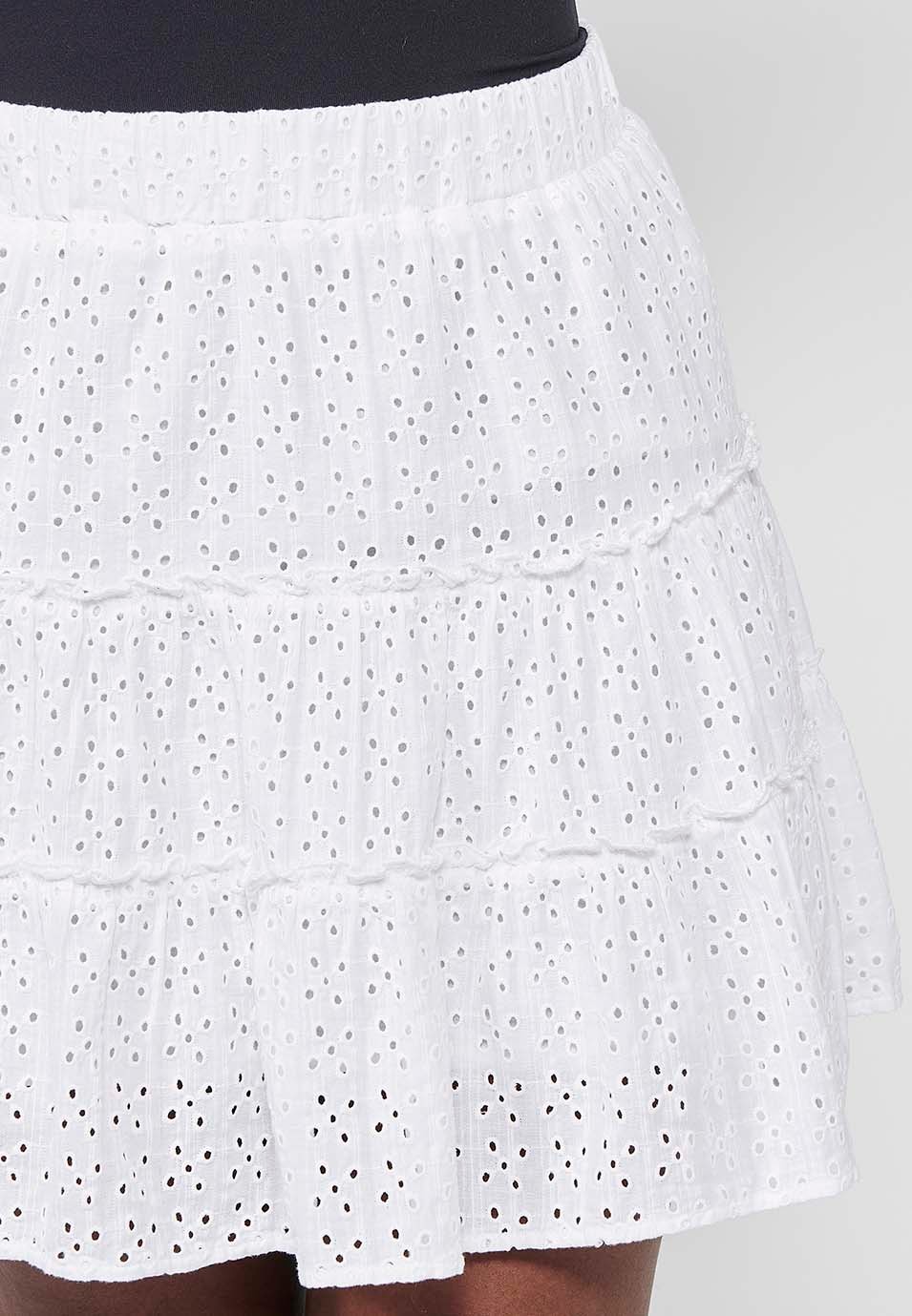 Kurzer Baumwollrock mit Rüschen und Stickerei, in der Taille mit Gummiband versehen, weiße Farbe für Damen