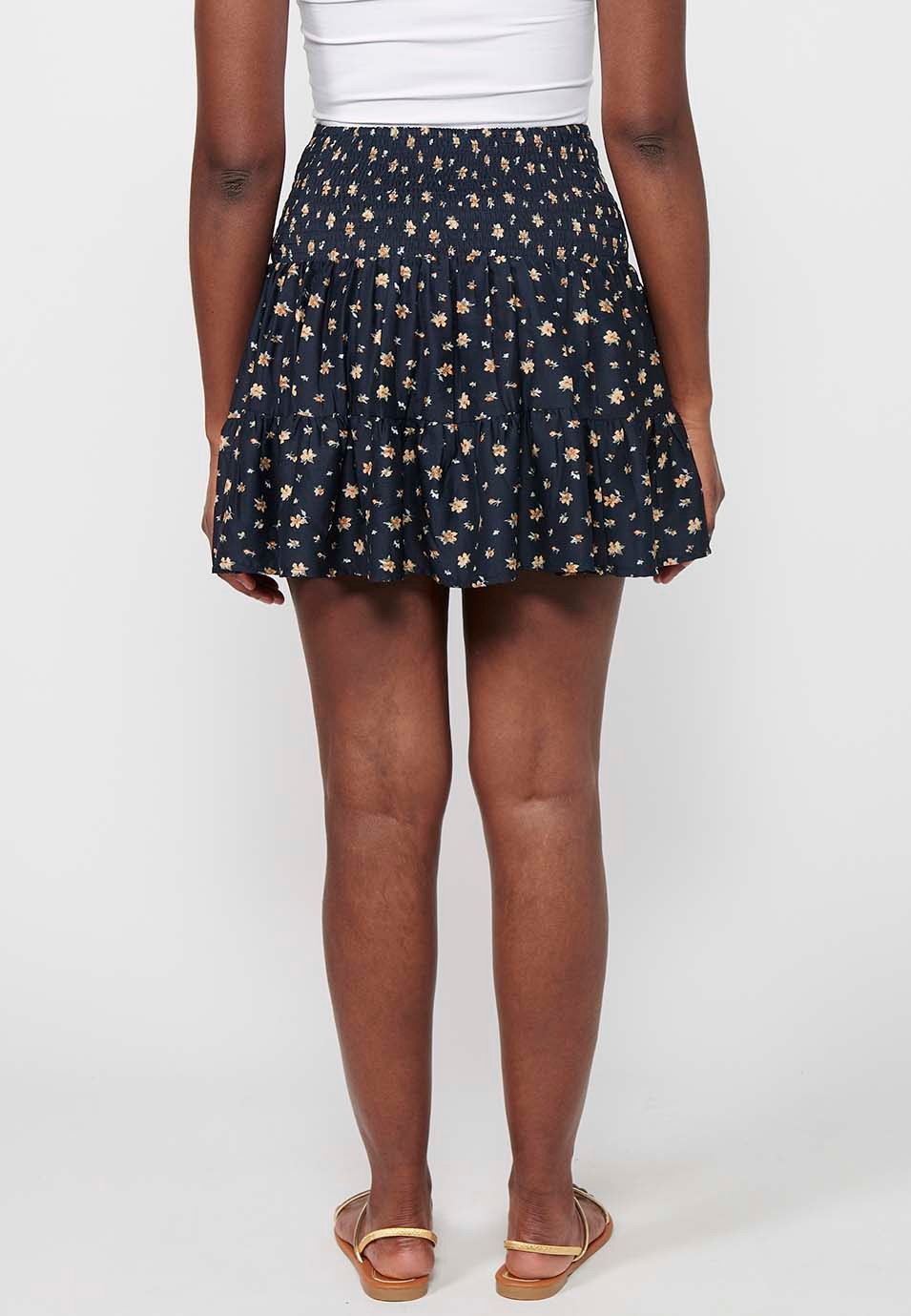 Falda corta, cintura engomada, estampado floral color navy para mujer