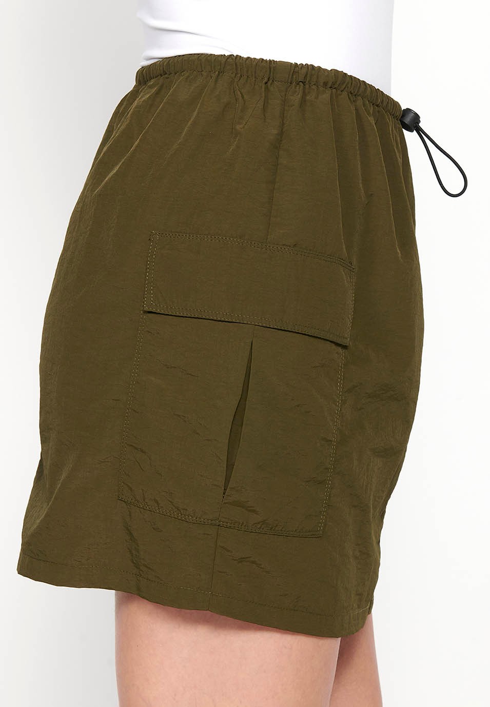 Falda corta con cintura ajustable y bolsillos, color kaki para mujer