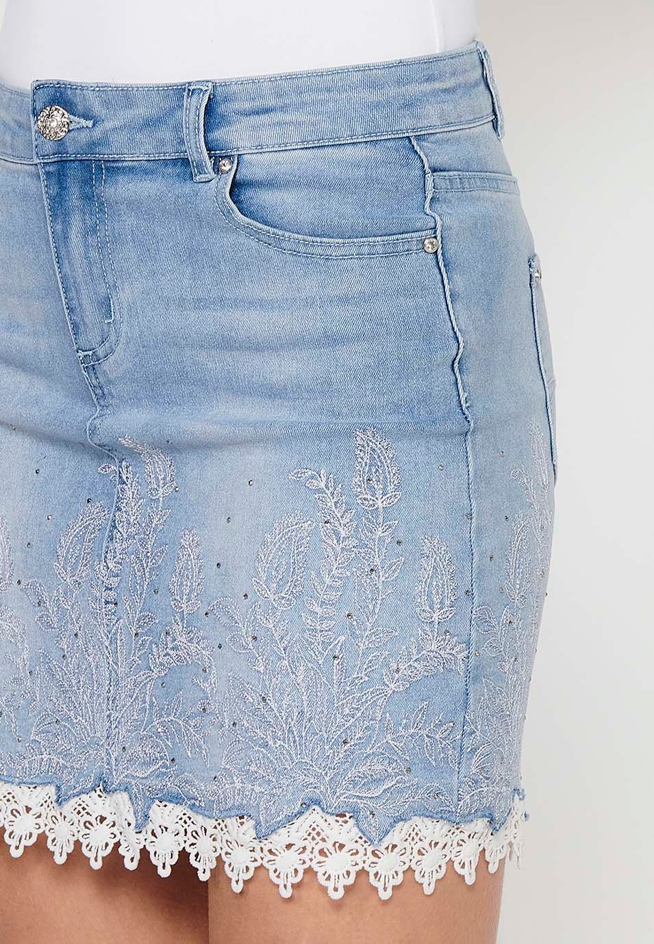 Jupe courte en jean ornée de dentelle et broderie florale contrastée avec fermeture sur le devant avec fermeture éclair et bouton en Bleu pour Femme 7