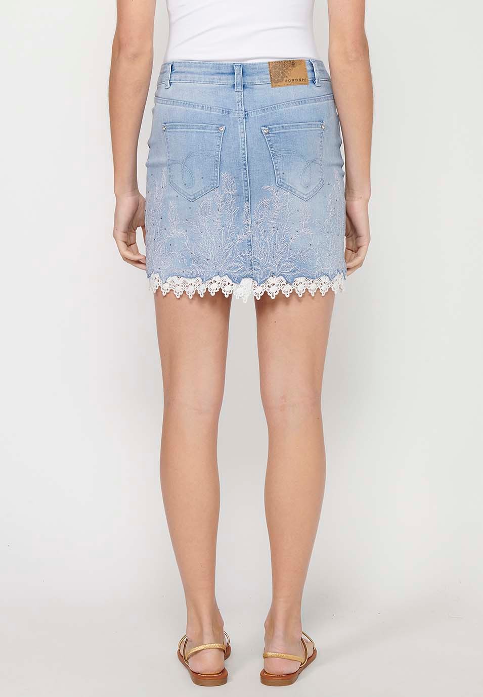 Jupe courte en jean ornée de dentelle et broderie florale contrastée avec fermeture sur le devant avec fermeture éclair et bouton en Bleu pour Femme 1