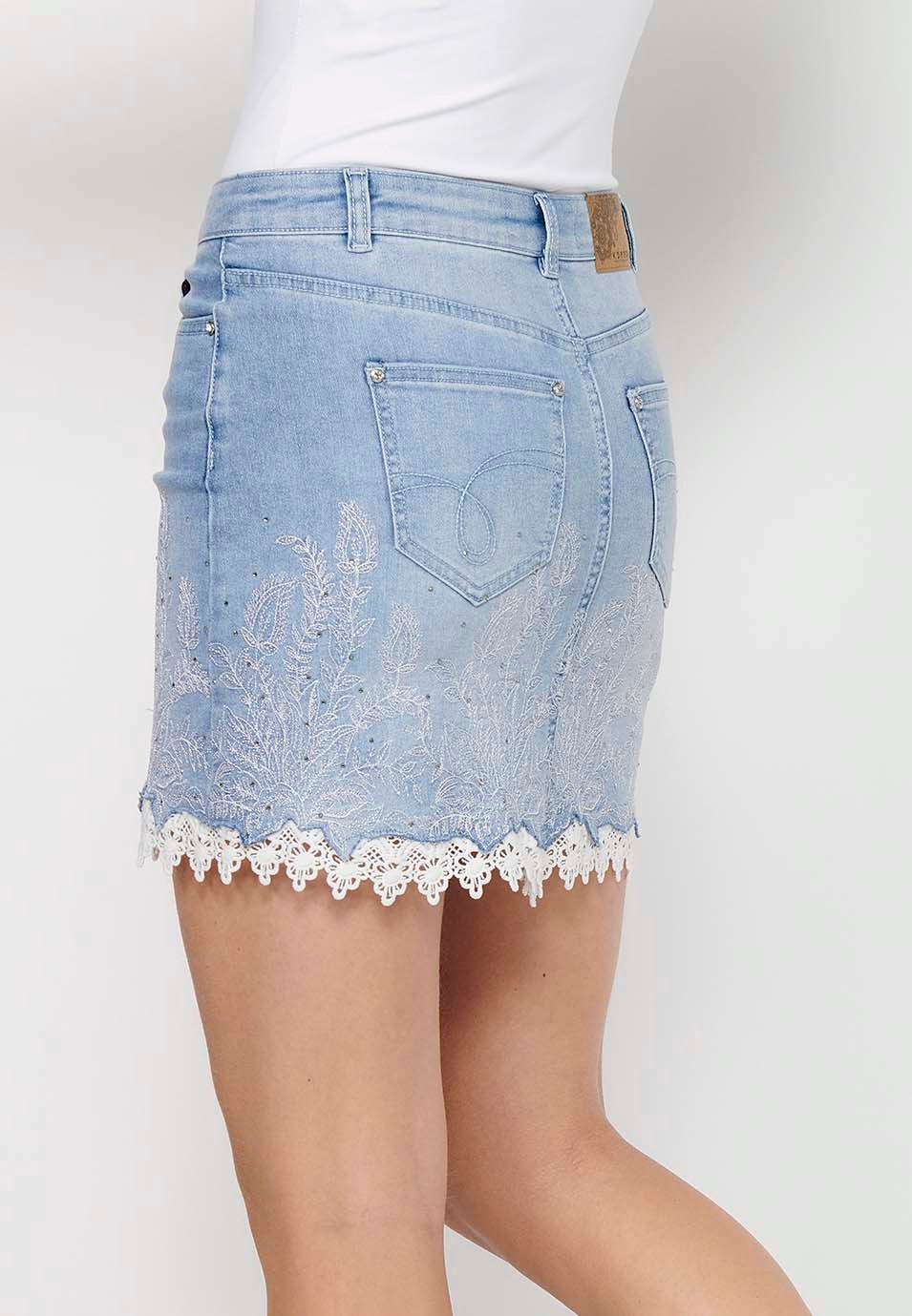 Jupe courte en jean ornée de dentelle et broderie florale contrastée avec fermeture sur le devant avec fermeture éclair et bouton en Bleu pour Femme 5