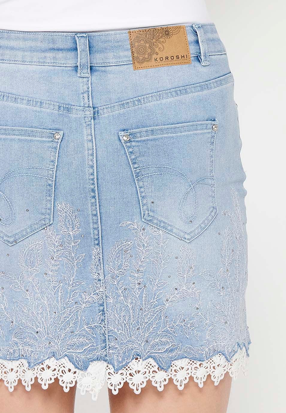 Jupe courte en jean ornée de dentelle et broderie florale contrastée avec fermeture sur le devant avec fermeture éclair et bouton en Bleu pour Femme 6