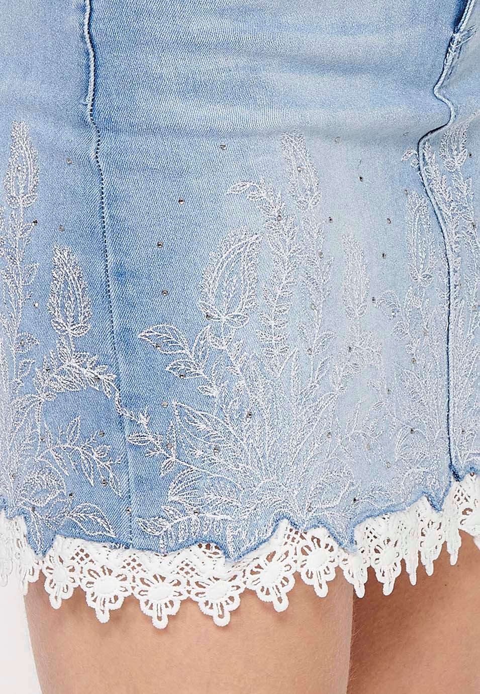 Falda corta denim Acabada con puntilla y bordado floral a contraste con Cierre delantero con cremallera y botón de Color Azul para Mujer 8