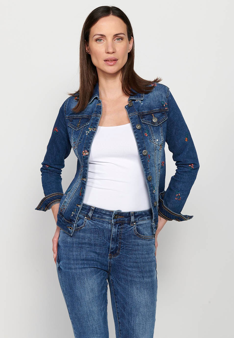 Langärmlige Jeansjacke, Blumenstickerei, blaue Farbe für Damen