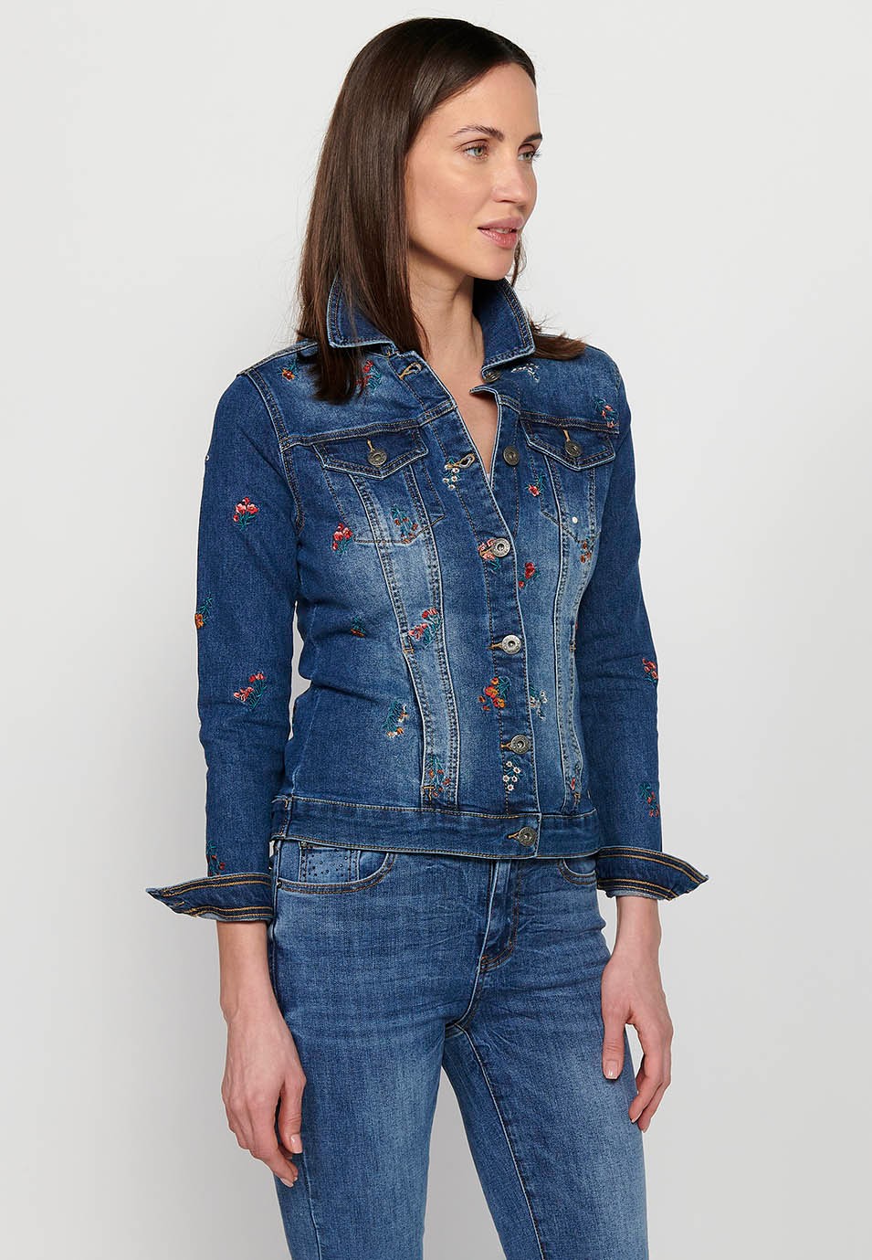 Langärmlige Jeansjacke, Blumenstickerei, blaue Farbe für Damen