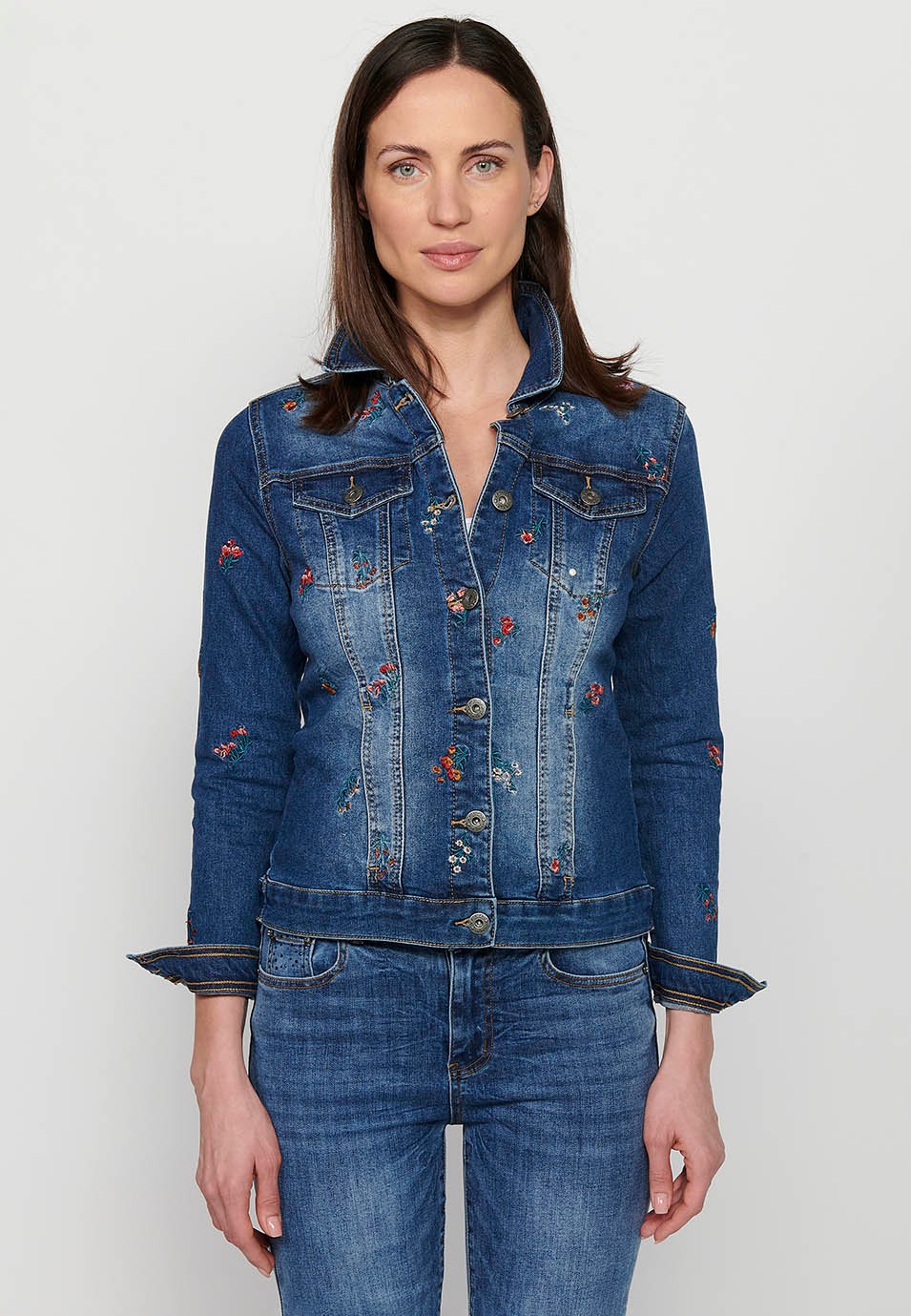 Langärmlige Jeansjacke, Blumenstickerei, blaue Farbe für Damen