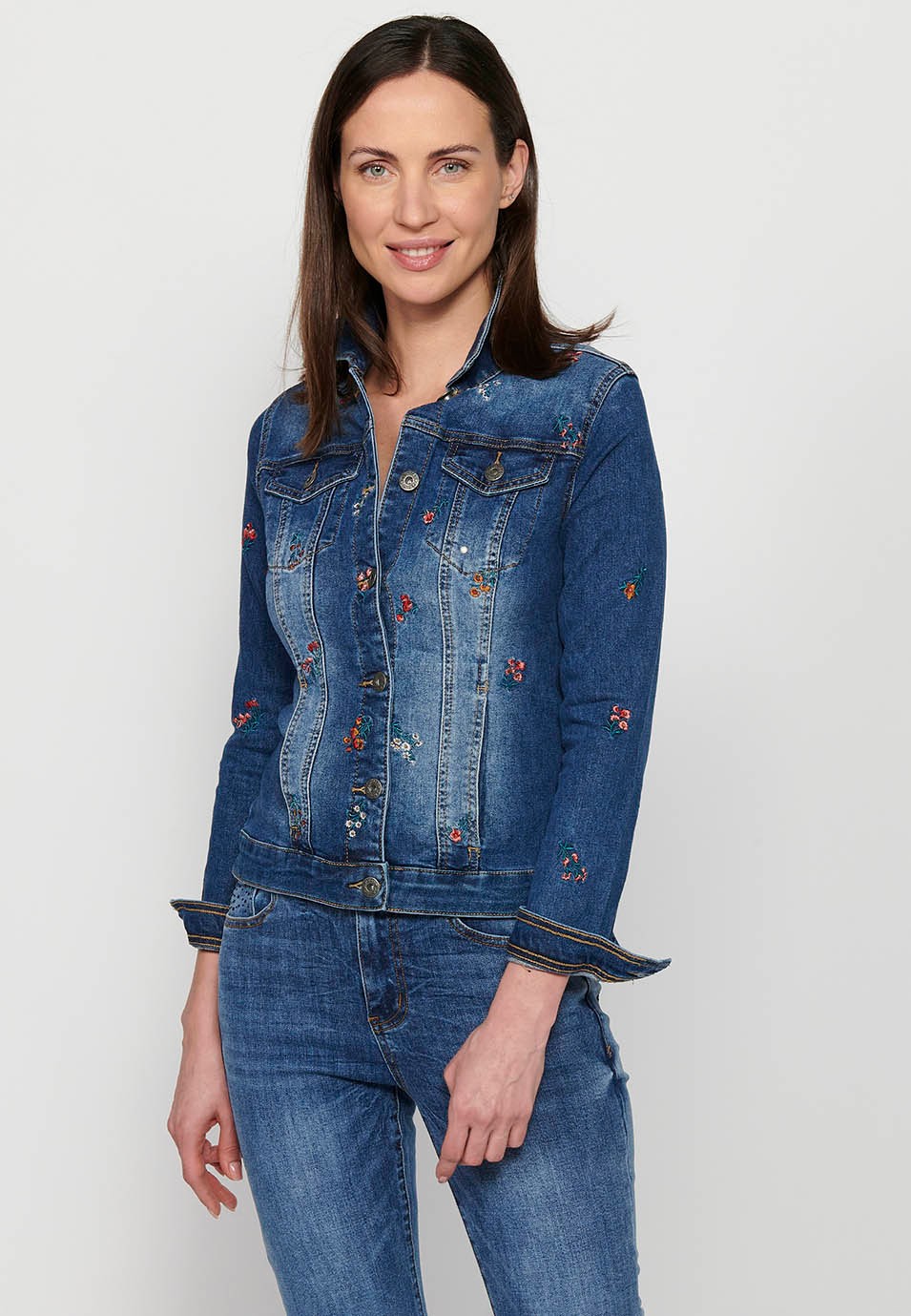 Chaqueta denim de manga larga, bordados florales, color azul para mujer