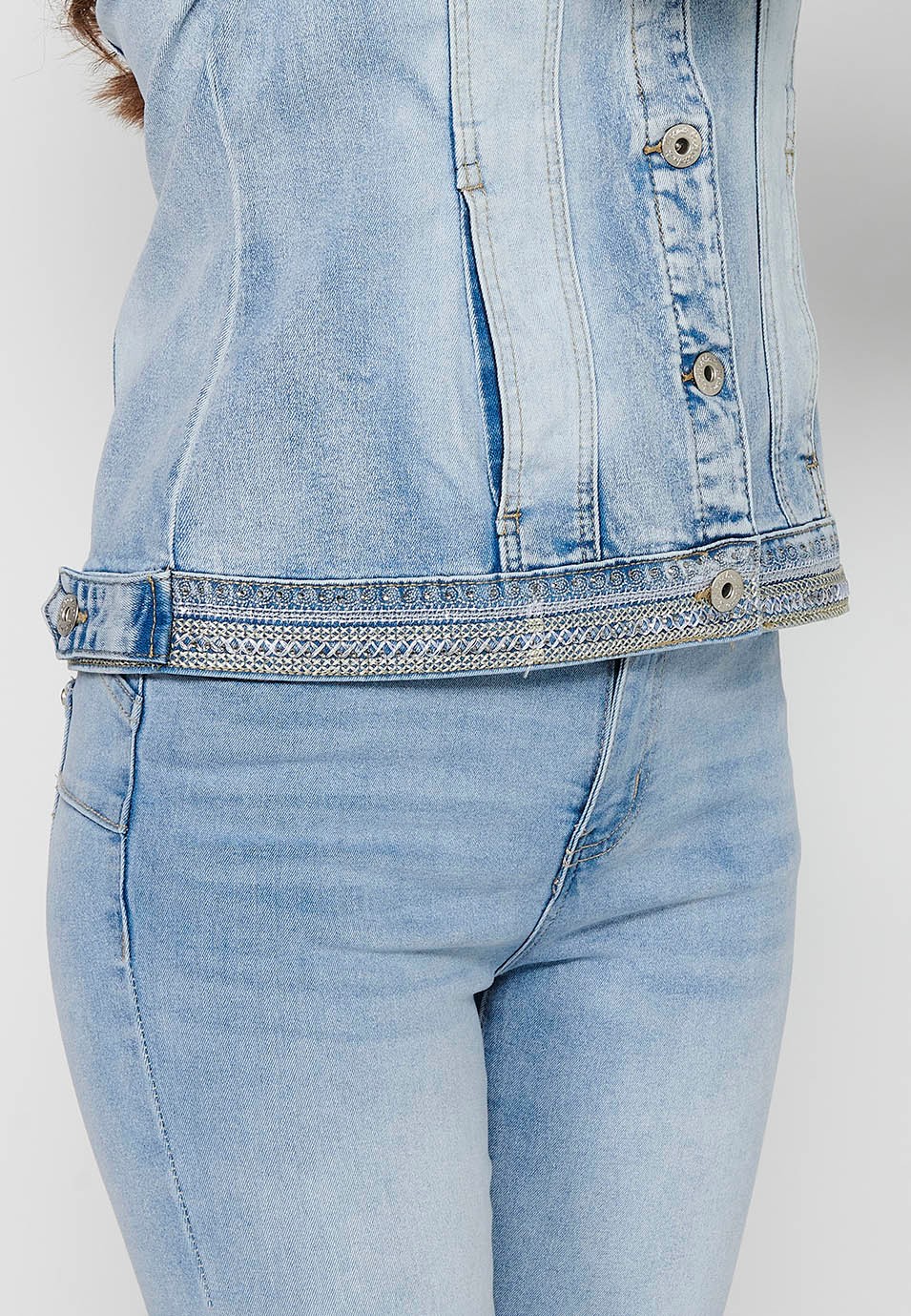 Jeansjacke mit Frontverschluss mit Knöpfen und Hemdkragen mit Taschen und gestickten Details in Hellblau für Damen 7
