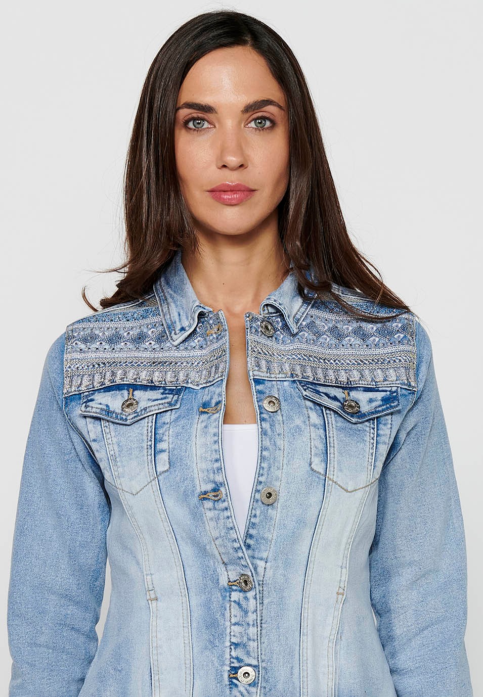 Denim jacket with front closure with buttons and shirt collar with pockets and embroidered details in light blue for women 2