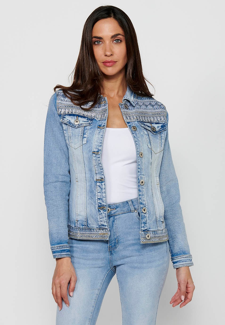 Denim jacket with front closure with buttons and shirt collar with pockets and embroidered details in light blue for women 3
