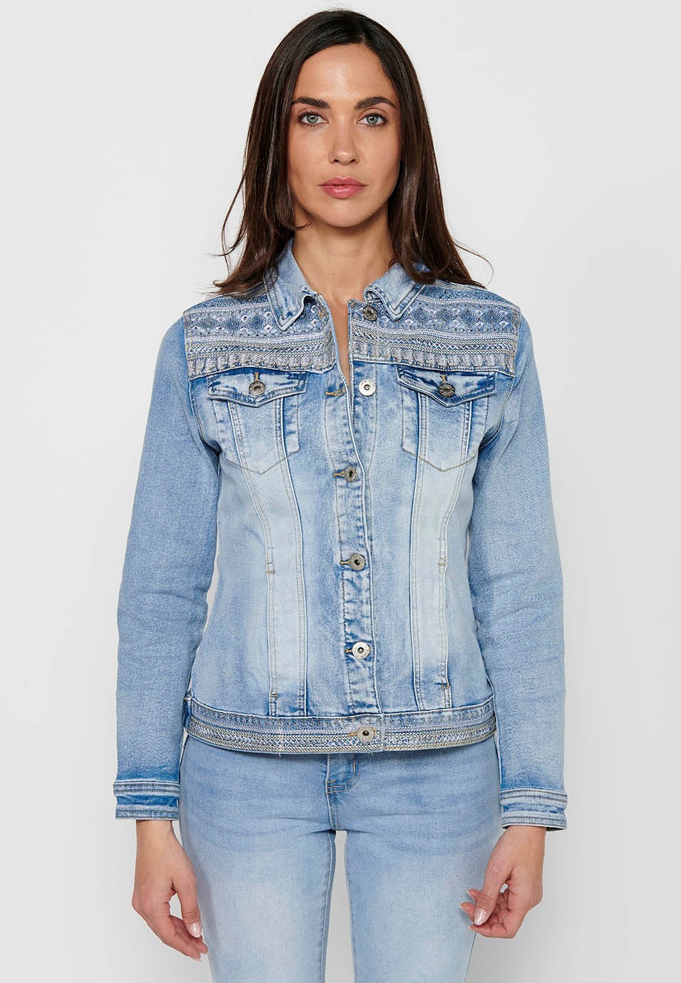 Denim jacket with front closure with buttons and shirt collar with pockets and embroidered details in light blue for women 8