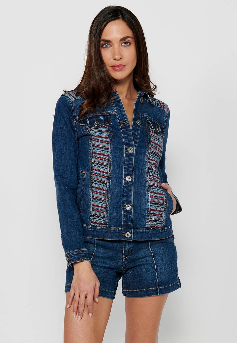 Long-sleeved denim jacket with ethnic fabric detail and front closure with blue buttons for women