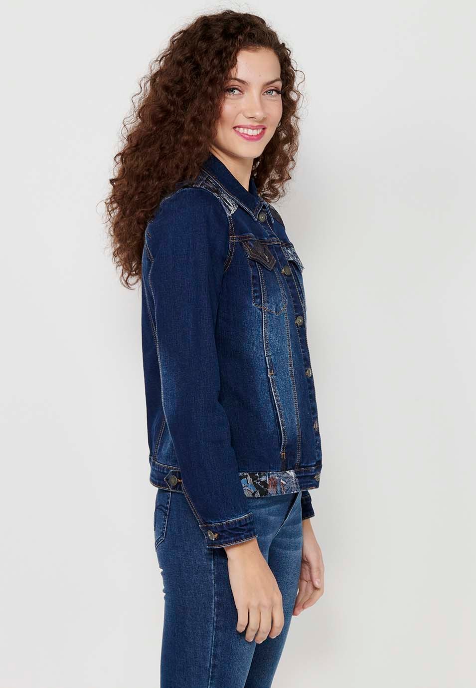 Chaqueta denim de manga larga con Cierre delantero con botones y Bolsillos con Bordados en los hombros de Color Azul Oscuro para Mujer 6