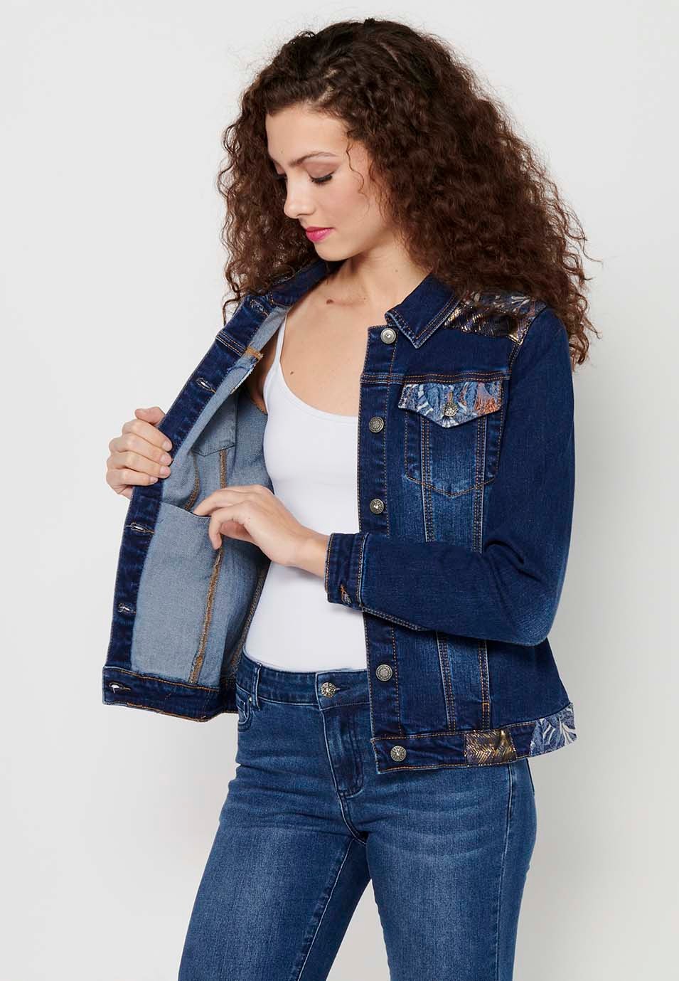 Dunkelblaue, langärmlige Jeansjacke mit Knopfverschluss vorne und Taschen mit Stickerei auf den Schultern für Damen 11