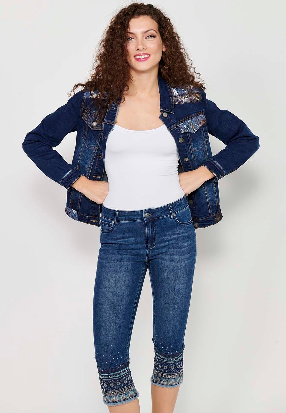 Veste en jean bleu foncé à manches longues avec fermeture boutonnée sur le devant et poches avec broderie sur les épaules pour femme 12