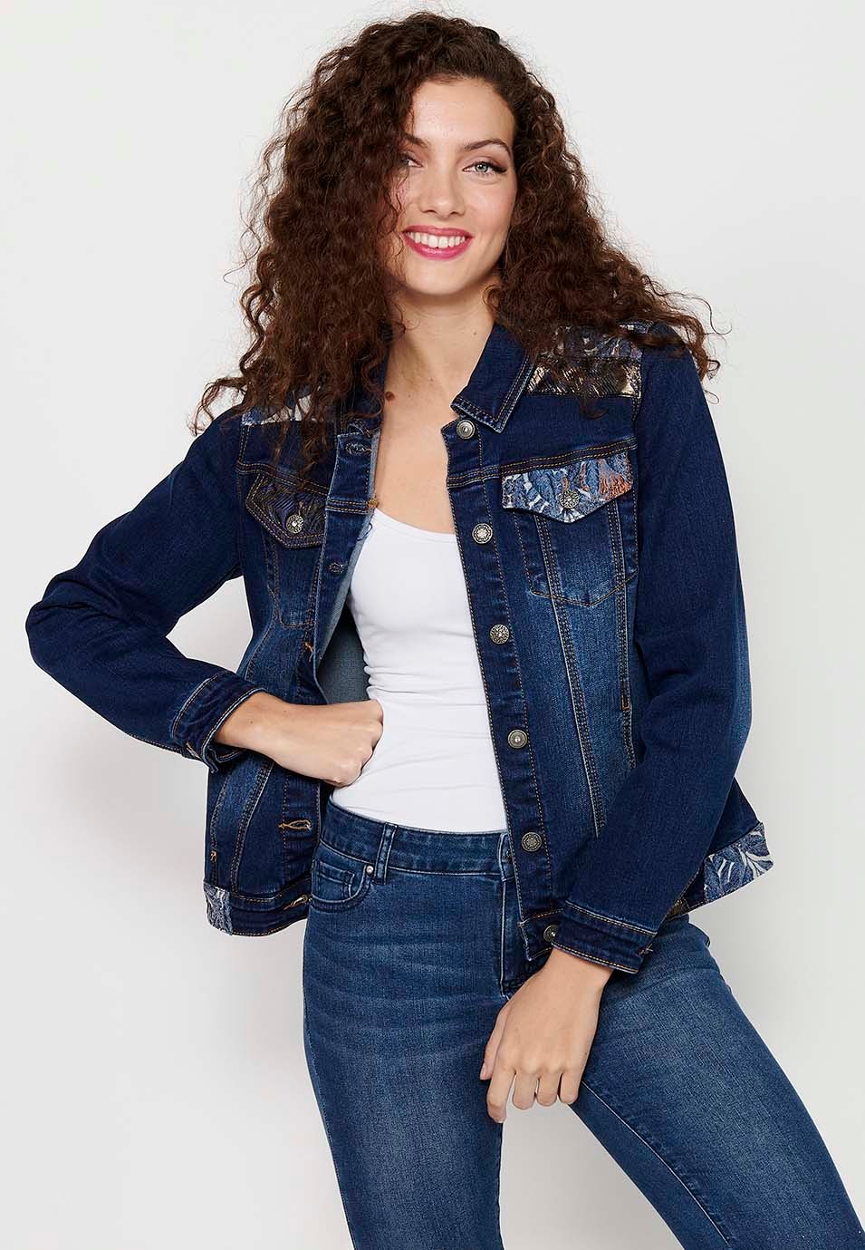 Chaqueta denim de manga larga con Cierre delantero con botones y Bolsillos con Bordados en los hombros de Color Azul Oscuro para Mujer 10