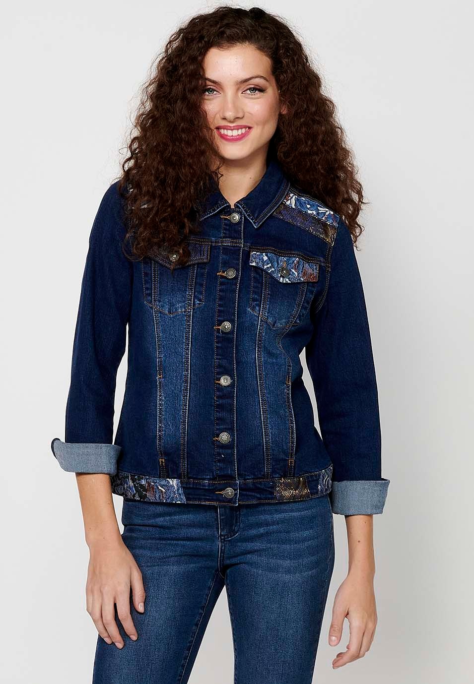 Veste en jean bleu foncé à manches longues avec fermeture boutonnée sur le devant et poches avec broderie sur les épaules pour femme