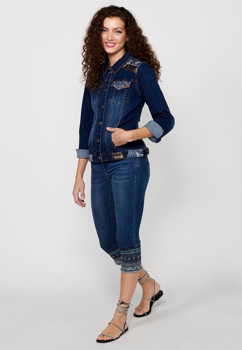 Veste en jean bleu foncé à manches longues avec fermeture boutonnée sur le devant et poches avec broderie sur les épaules pour femme 2