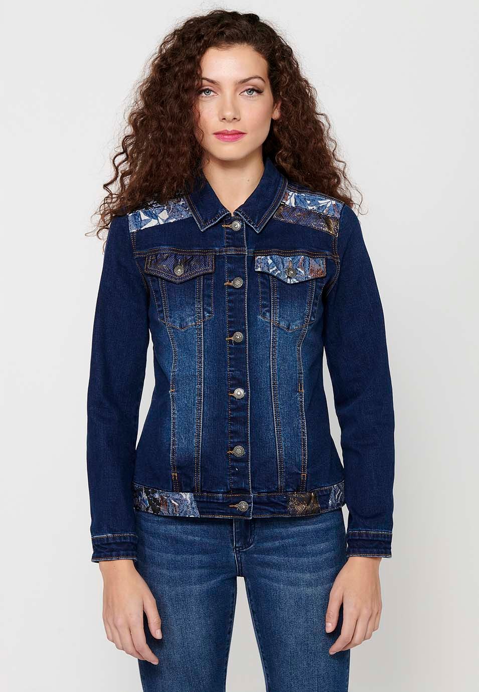 Dunkelblaue, langärmlige Jeansjacke mit Knopfverschluss vorne und Taschen mit Stickerei auf den Schultern für Damen 1