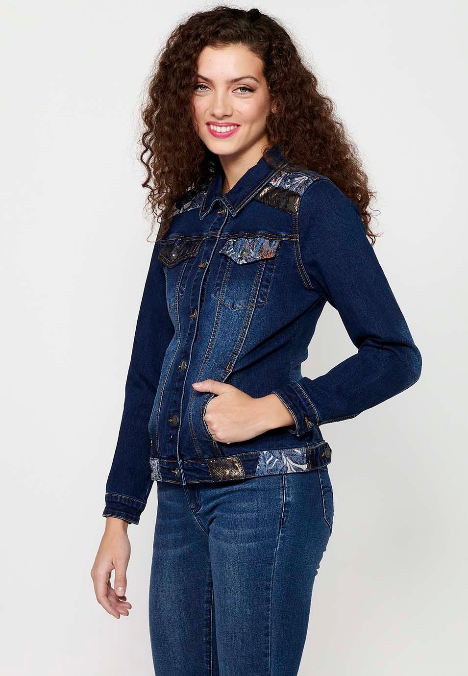 Chaqueta denim de manga larga con Cierre delantero con botones y Bolsillos con Bordados en los hombros de Color Azul Oscuro para Mujer 4