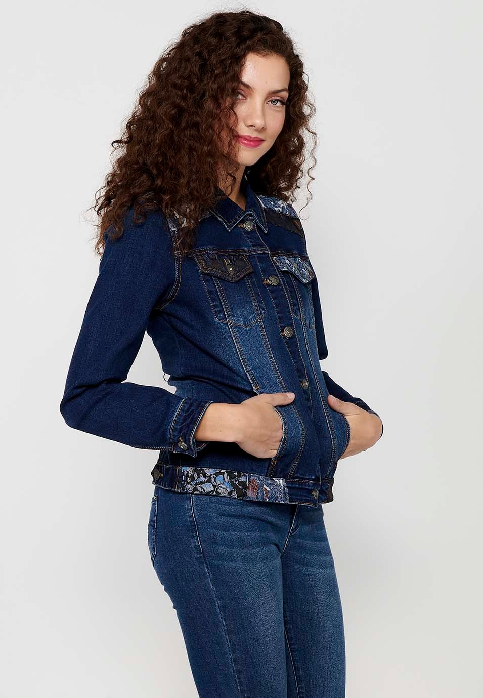 Chaqueta denim de manga larga con Cierre delantero con botones y Bolsillos con Bordados en los hombros de Color Azul Oscuro para Mujer 3