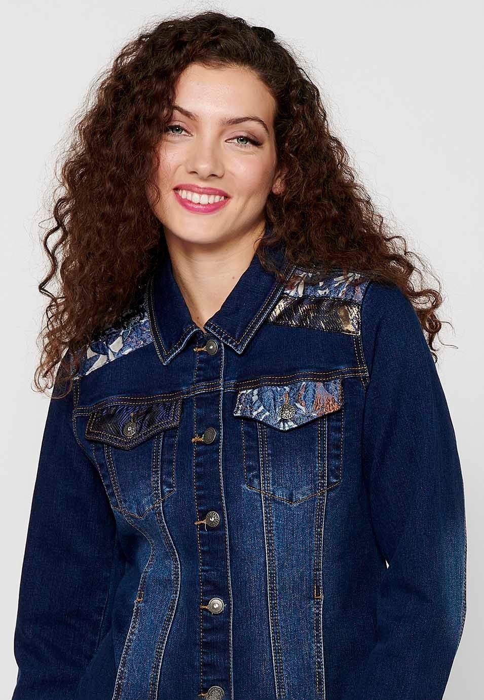 Dunkelblaue, langärmlige Jeansjacke mit Knopfverschluss vorne und Taschen mit Stickerei auf den Schultern für Damen 8