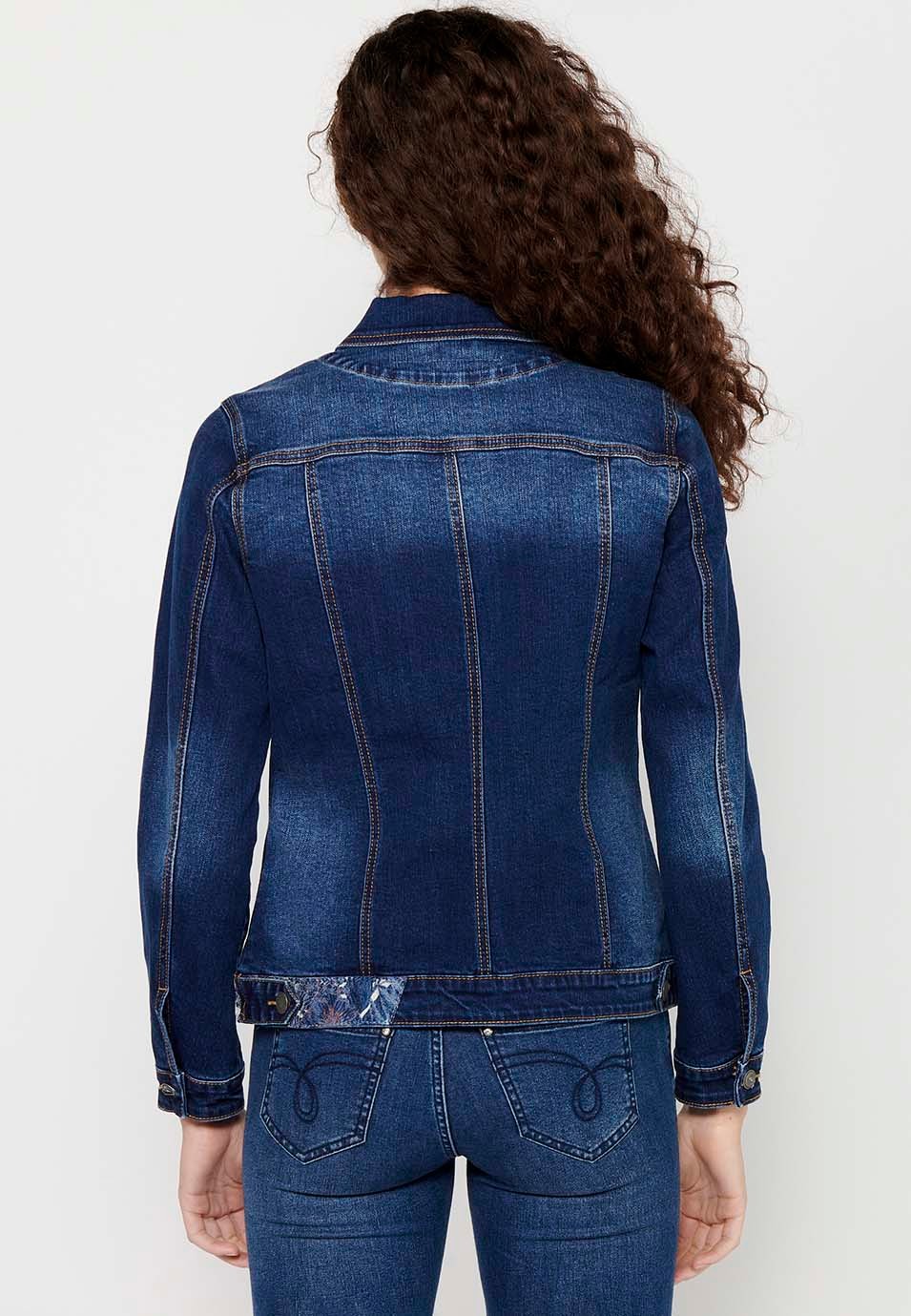Dunkelblaue, langärmlige Jeansjacke mit Knopfverschluss vorne und Taschen mit Stickerei auf den Schultern für Damen 7