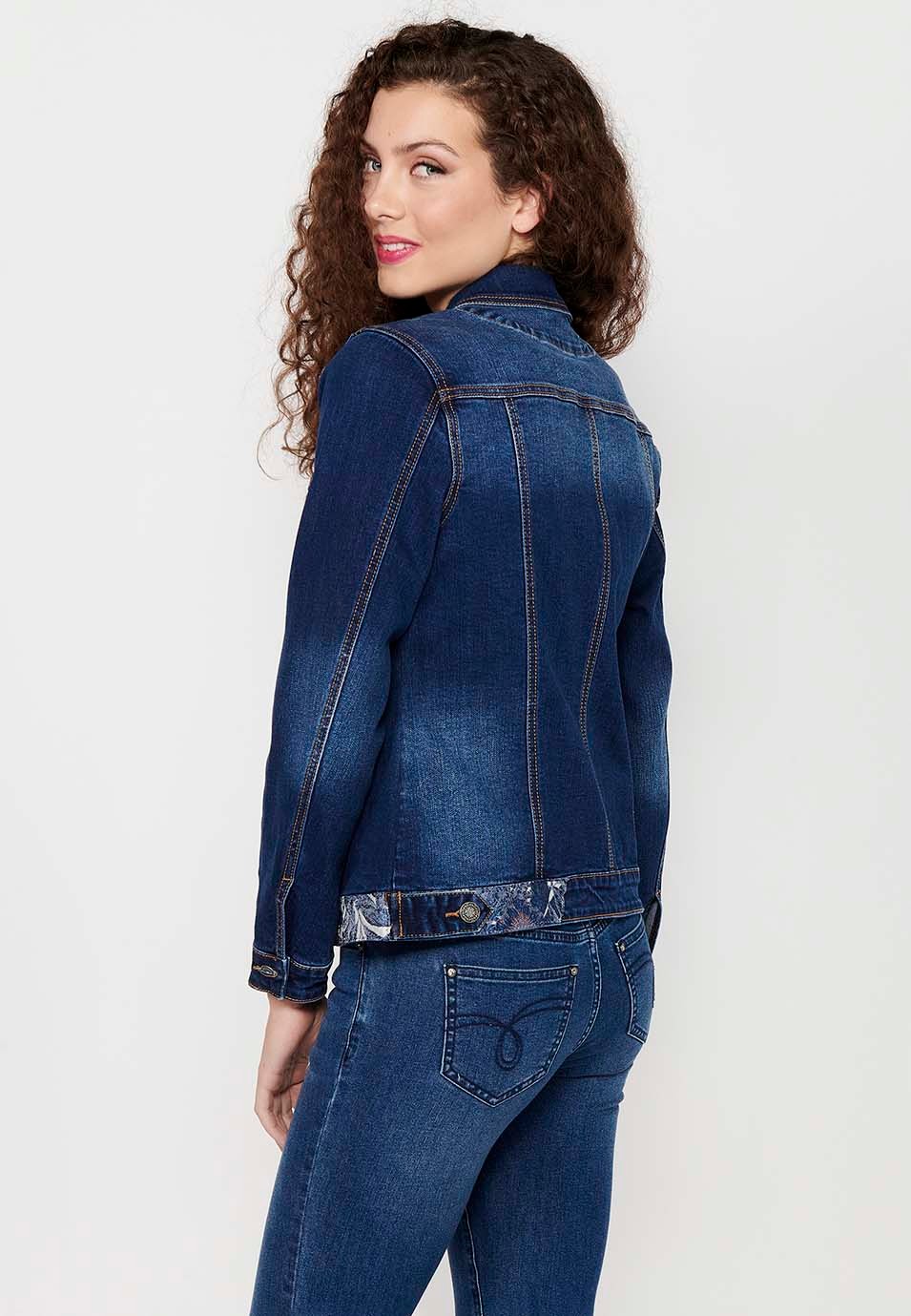 Dunkelblaue, langärmlige Jeansjacke mit Knopfverschluss vorne und Taschen mit Stickerei auf den Schultern für Damen 9