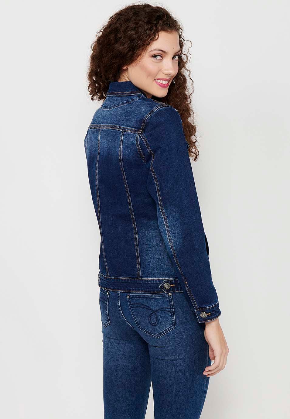 Dunkelblaue, langärmlige Jeansjacke mit Knopfverschluss vorne und Taschen mit Stickerei auf den Schultern für Damen 5