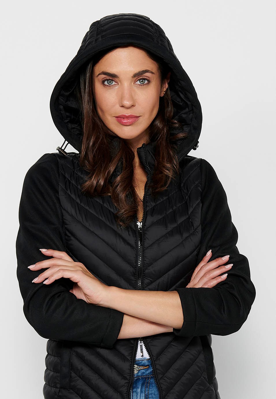Jaqueta de màniga llarga amb Tancament davanter amb cremallera i Coll amb caputxa de Color Negre per a Dona