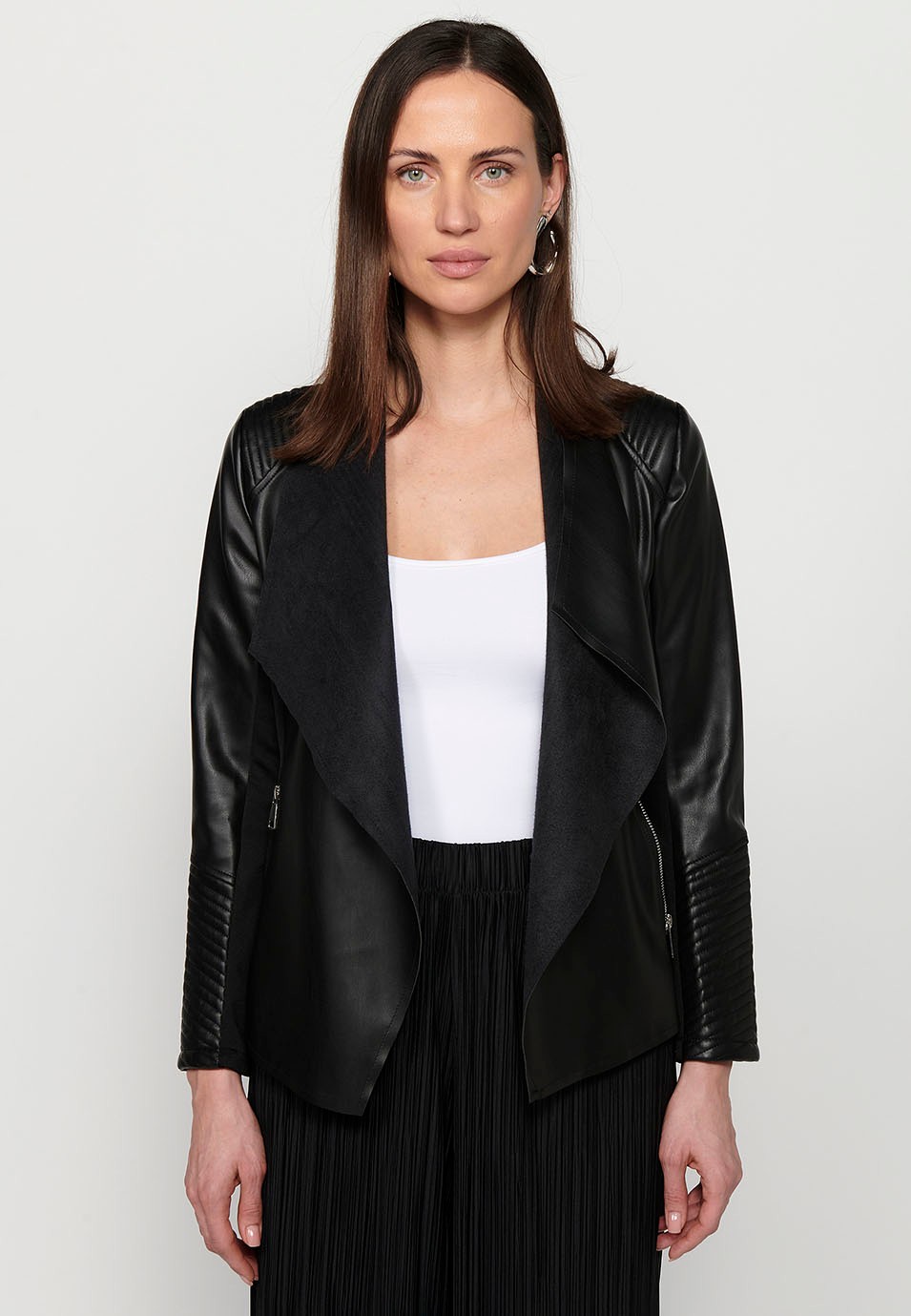 Jaqueta de màniga llarga, acabat asimètric, Color negre per a dona