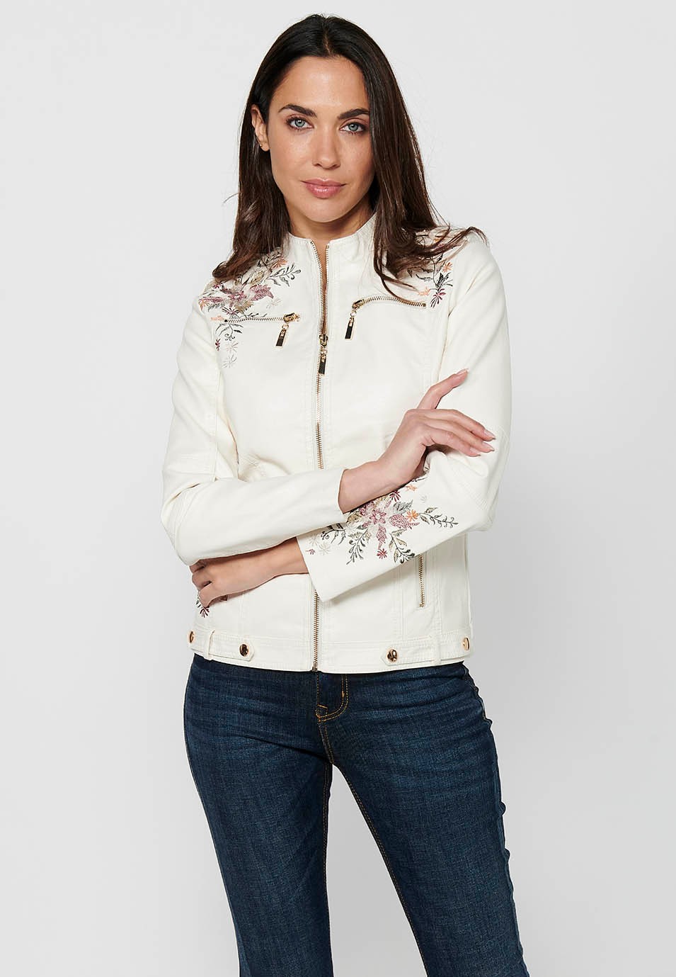 Leather-effect jacket with front zipper closure with floral embroidered details with round neck and front pockets in ecru color for women