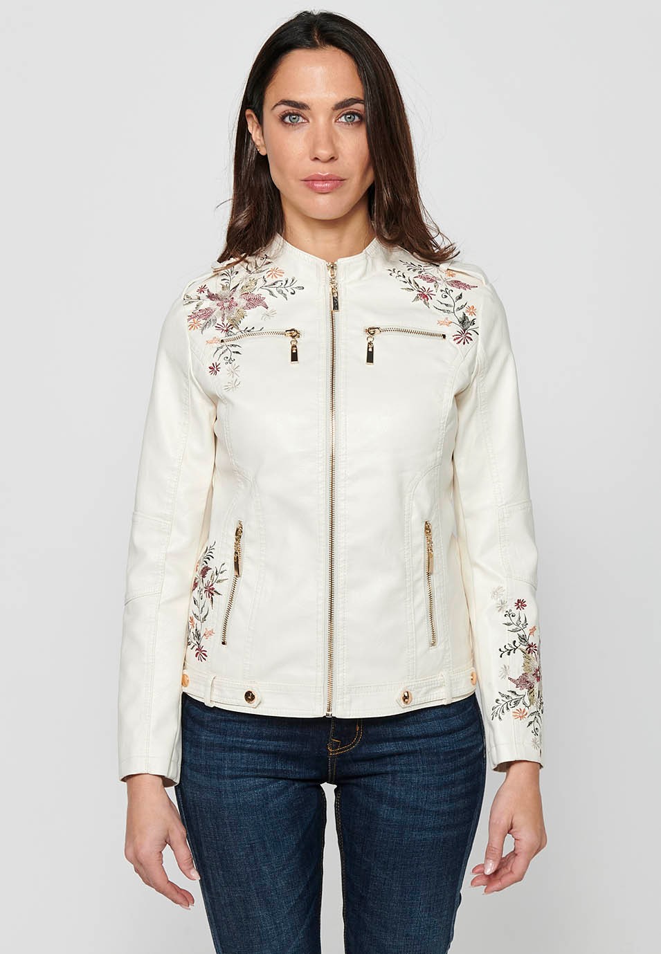 Jacke in Lederoptik mit Reißverschluss vorne mit floralen Stickdetails, Rundhalsausschnitt und Vordertaschen in Ecru-Farbe für Damen