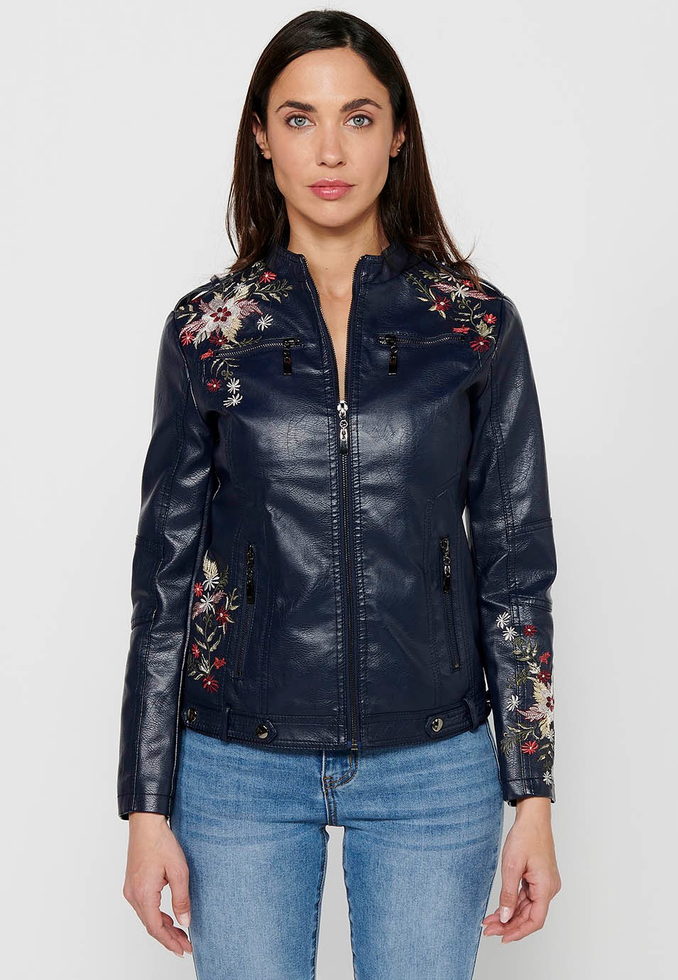 Jacke in Lederoptik mit Reißverschluss vorne, floralen Stickdetails, Rundhalsausschnitt und Vordertaschen in Marineblau für Damen 4