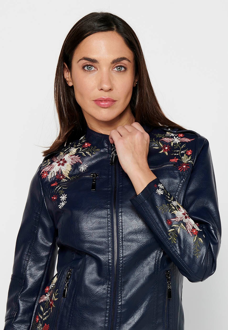 Jacke in Lederoptik mit Reißverschluss vorne, floralen Stickdetails, Rundhalsausschnitt und Vordertaschen in Marineblau für Damen 5