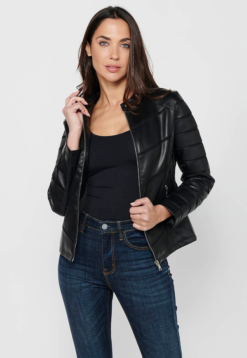 Cazadora efecto piel de manga larga con cuello redondo y detalles de cortes. cierre delantero con cremallera de color negro para mujer | Moda Actual