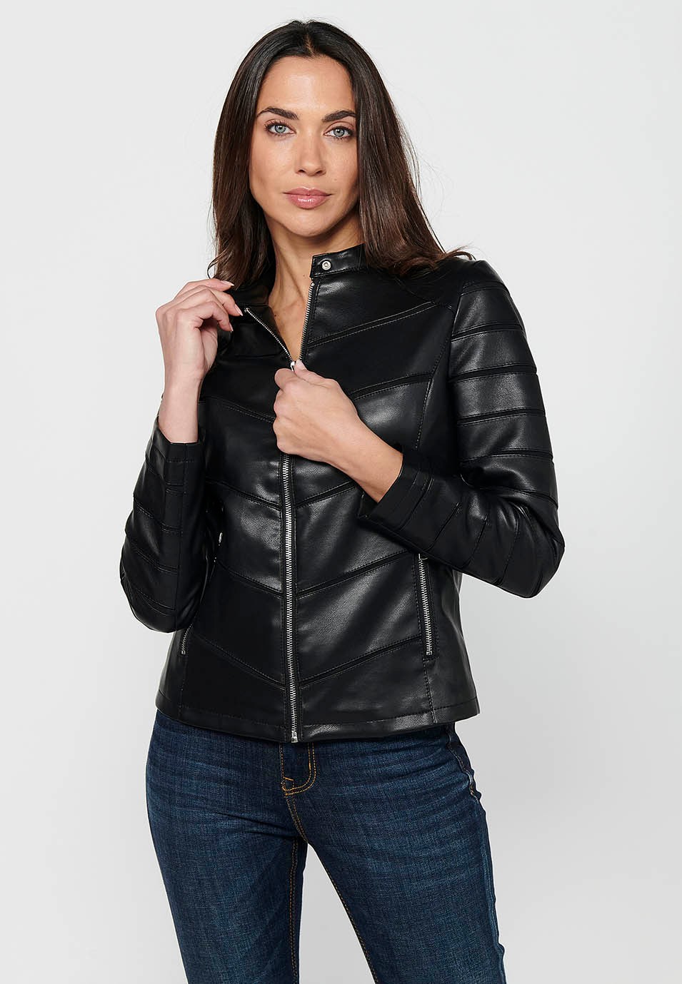 Cazadora efecto piel de manga larga con cuello redondo y detalles de cortes. cierre delantero con cremallera de color negro para mujer | Moda Actual