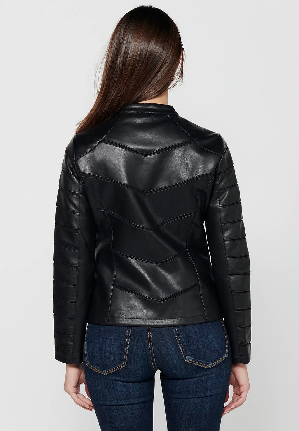 Cazadora efecto piel de manga larga con cuello redondo y detalles de cortes. cierre delantero con cremallera de color negro para mujer | Moda Actual