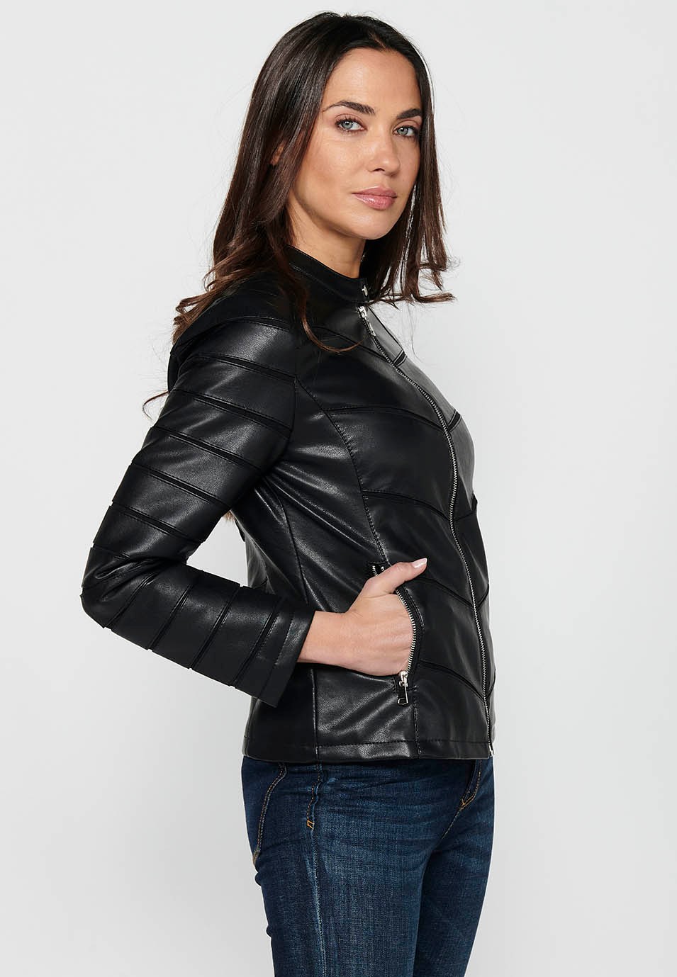 Cazadora efecto piel de manga larga con cuello redondo y detalles de cortes. cierre delantero con cremallera de color negro para mujer | Moda Actual